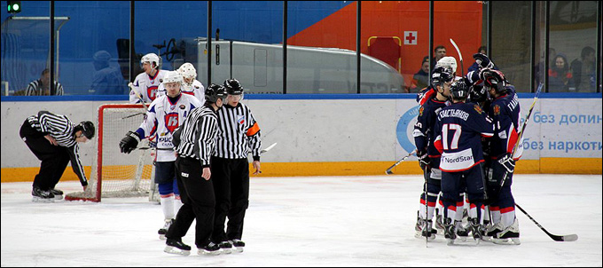 18 февраля 2013 года. Красноярск. Регулярный чемпионат ВХЛ. "Сокол" — "Кристалл" — 4:2 18 февраля 2013 года. Красноярск. Регулярный чемпионат ВХЛ. "Сокол" — "Кристалл" — 4:2