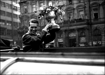 Богумил Модры с Кубком чемпионов мира 1949 года Богумил Модры с Кубком чемпионов мира 1949 года