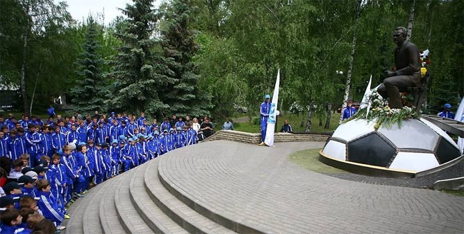 Молодые динамовцы возле памятника Лобановскому на стадионе "Динамо" Молодые динамовцы возле памятника Лобановскому на стадионе "Динамо"