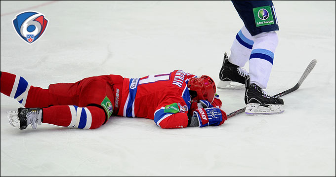 15 ноября 2013 года. Москва. Регулярный чемпионат КХЛ. ЦСКА — "Барыс" — 3:0. Отважный Николай Прохоркин не сумел доиграть матч 15 ноября 2013 года. Москва. Регулярный чемпионат КХЛ. ЦСКА — "Барыс" — 3:0. Отважный Николай Прохоркин не сумел доиграть матч