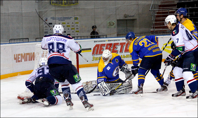28 ноября 2012 года. Пенза. Регулярный чемпионат ВХЛ. "Дизель" — ХК "Саров" — 2:4 28 ноября 2012 года. Пенза. Регулярный чемпионат ВХЛ. "Дизель" — ХК "Саров" — 2:4
