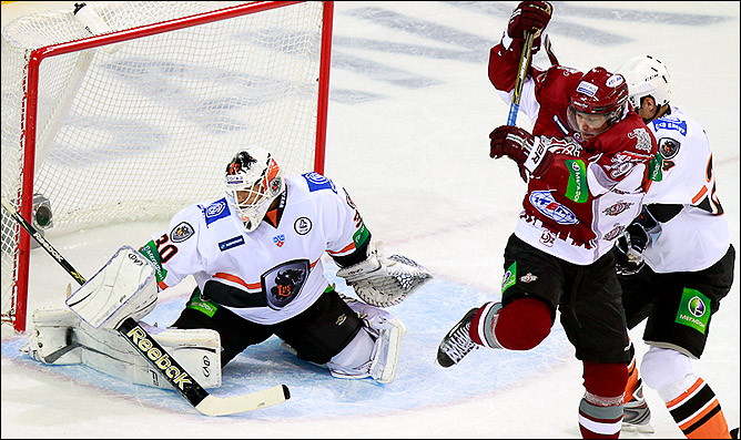 12 октября 2011 года. Рига. Регулярный чемпионат КХЛ. "Динамо" Р — "Лев" — 4:2 12 октября 2011 года. Рига. Регулярный чемпионат КХЛ. "Динамо" Р — "Лев" — 4:2