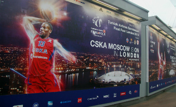 Плакат на выходе из метро у O2 Arena Плакат на выходе из метро у O2 Arena