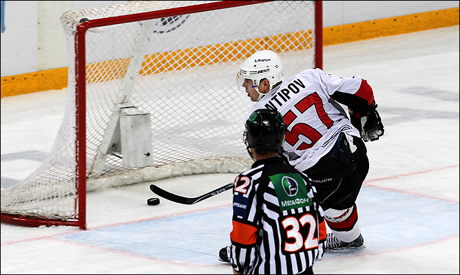 14 октября 2011 года. Москва. Регулярный чемпионат КХЛ. "Динамо" М — "Трактор" — 0:2. Владимир Антипов забрасывает решающую шайбу в пустые ворота. 14 октября 2011 года. Москва. Регулярный чемпионат КХЛ. "Динамо" М — "Трактор" — 0:2. Владимир Антипов забрасывает решающую шайбу в пустые ворота.