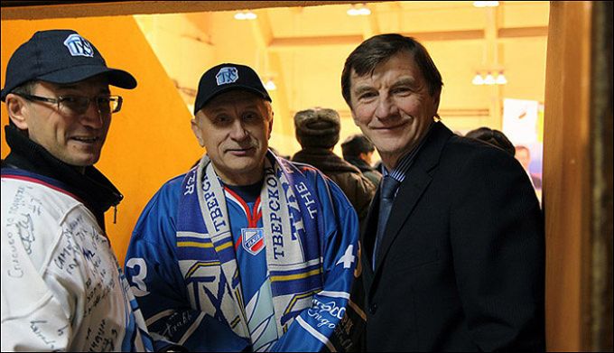 Юрий Рычков с болельщиками ТХК Юрий Рычков с болельщиками ТХК