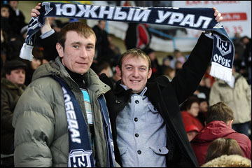 8 марта 2012 года. Орск. Плей-офф чемпионата ВХЛ. 1/8 финала. "Южный Урал" — "Мечел" — 4:3. Болельщики "Южного Урала" 8 марта 2012 года. Орск. Плей-офф чемпионата ВХЛ. 1/8 финала. "Южный Урал" — "Мечел" — 4:3. Болельщики "Южного Урала"