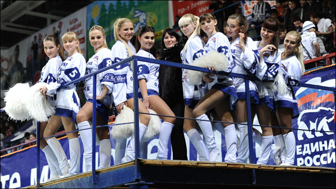 8 марта 2012 года. Орск. Плей-офф чемпионата ВХЛ. 1/8 финала. "Южный Урал" — "Мечел" — 4:3. Группа поддержки "Южного Урала" 8 марта 2012 года. Орск. Плей-офф чемпионата ВХЛ. 1/8 финала. "Южный Урал" — "Мечел" — 4:3. Группа поддержки "Южного Урала"