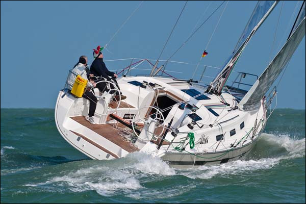 Яхта Bavaria 40 S 2012 года со спинакером Яхта Bavaria 40 S 2012 года со спинакером
