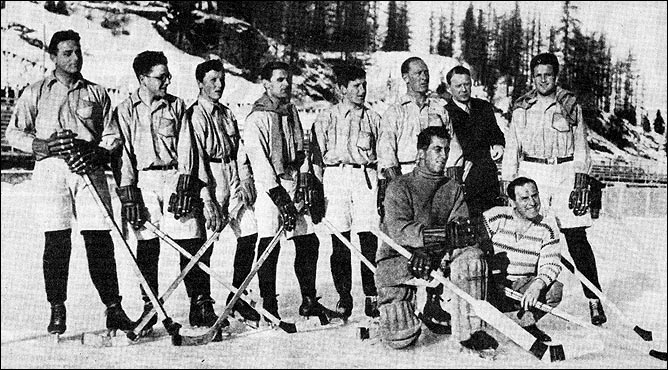 Санкт-Мориц, 1928 год. Сборная Швейцарии. Третий слева — Биби Торриани Санкт-Мориц, 1928 год. Сборная Швейцарии. Третий слева — Биби Торриани