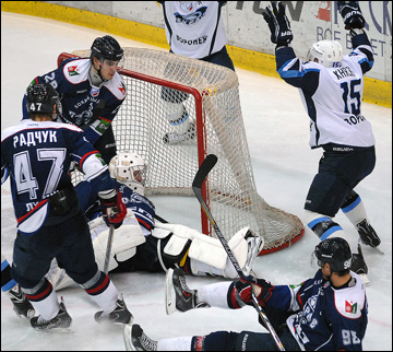 22 ноября 2013 года. Саров. Регулярный чемпионат ВХЛ. ХК "Саров" — "Буран" — 2:5 22 ноября 2013 года. Саров. Регулярный чемпионат ВХЛ. ХК "Саров" — "Буран" — 2:5