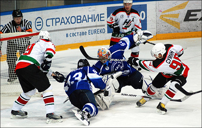 21 января 2012 года. Рязань. Регулярный чемпионат ВХЛ. ХК "Рязань" — "Нефтяник" — 3:8 21 января 2012 года. Рязань. Регулярный чемпионат ВХЛ. ХК "Рязань" — "Нефтяник" — 3:8