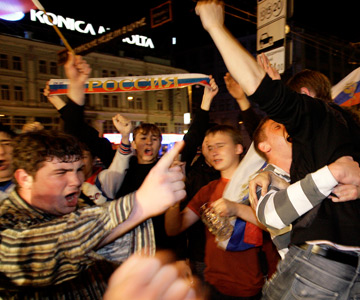 Россия праздновала победу в четвертьфинале Евро-2008 всю ночь Россия праздновала победу в четвертьфинале Евро-2008 всю ночь