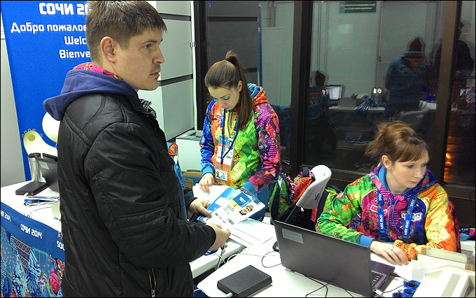 Корреспондент "Чемпионат.com" Андрей Иванов получает свой олимпийский паспорт Корреспондент "Чемпионат.com" Андрей Иванов получает свой олимпийский паспорт