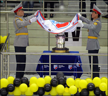18 апреля 2013 года. Караганда. Плей-офф ВХЛ. Финал. Матч № 1. "Сарыарка" — "Торос" — 4:1. "Братина" представлена Казахстану 18 апреля 2013 года. Караганда. Плей-офф ВХЛ. Финал. Матч № 1. "Сарыарка" — "Торос" — 4:1. "Братина" представлена Казахстану