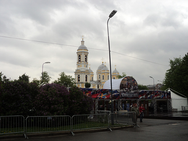 В Питере прохладно. Серое небо и мелкий дождик В Питере прохладно. Серое небо и мелкий дождик