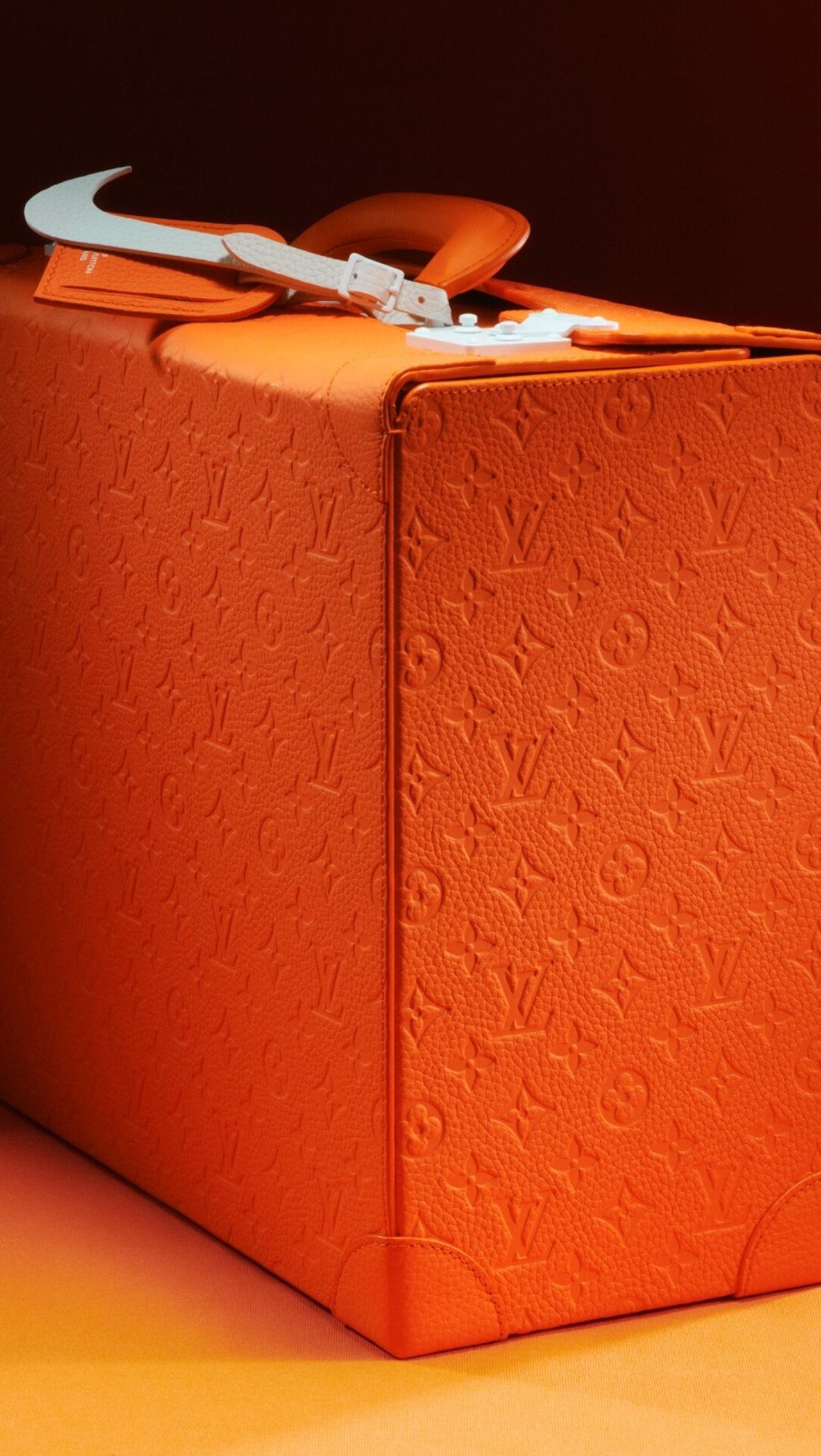 Каждая пара будет продаваться со специальным футляром Louis Vuitton из оранжевой кожи с тиснением LV, биркой и белым «свушем».