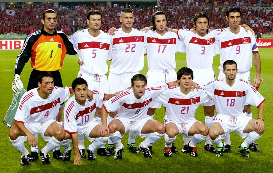 Турция — бронзовый призёр ЧМ-2002. Хакан Шукюр — крайний справа в верхнем ряду