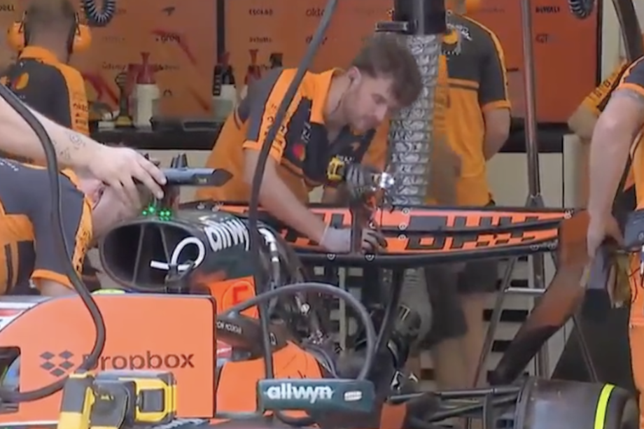 Механики в боксах «Макларена