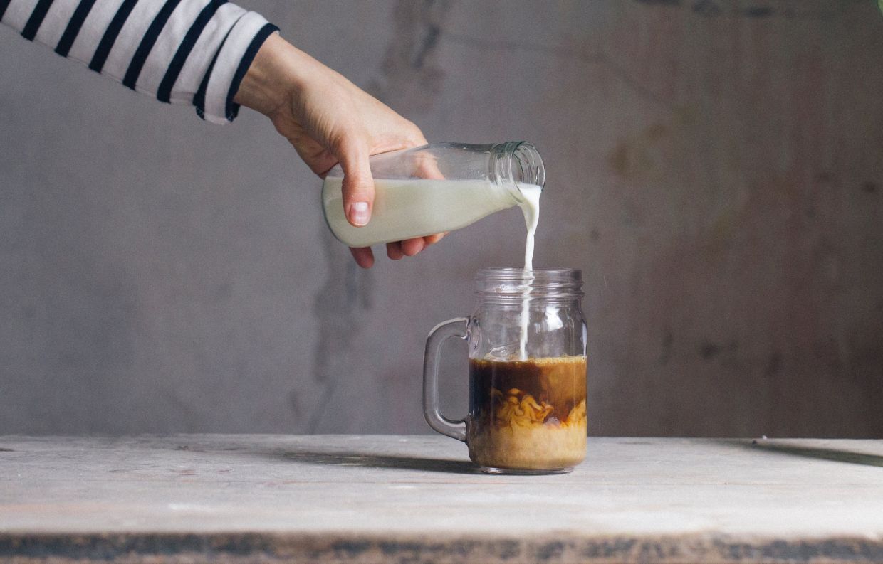 Молоко это еда или напиток. Взбиваем кофе со льдом в стакане юмор. Кофе крема. Коффекс. Чем заменить молоко в кофе.