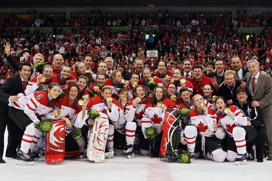 Сборная Канады отмечает победу на ОИ-2010