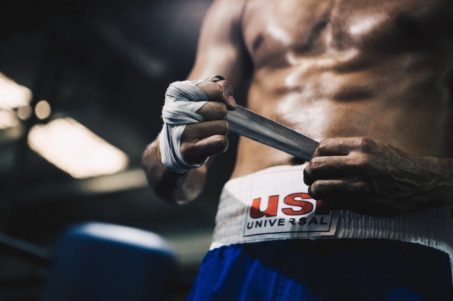 Какие аксессуары используют спортсмены: зачем нужны бинты для бокса, баффы для бега и ремень для йоги