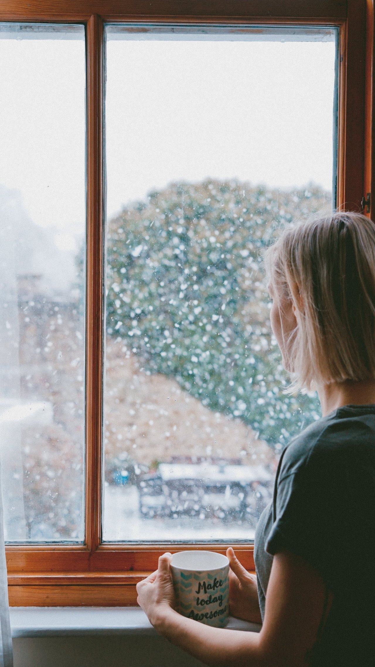 Девушка ждет у окна. У окна. Девушка у дождливого окна. Окно снег. Новый день лечение