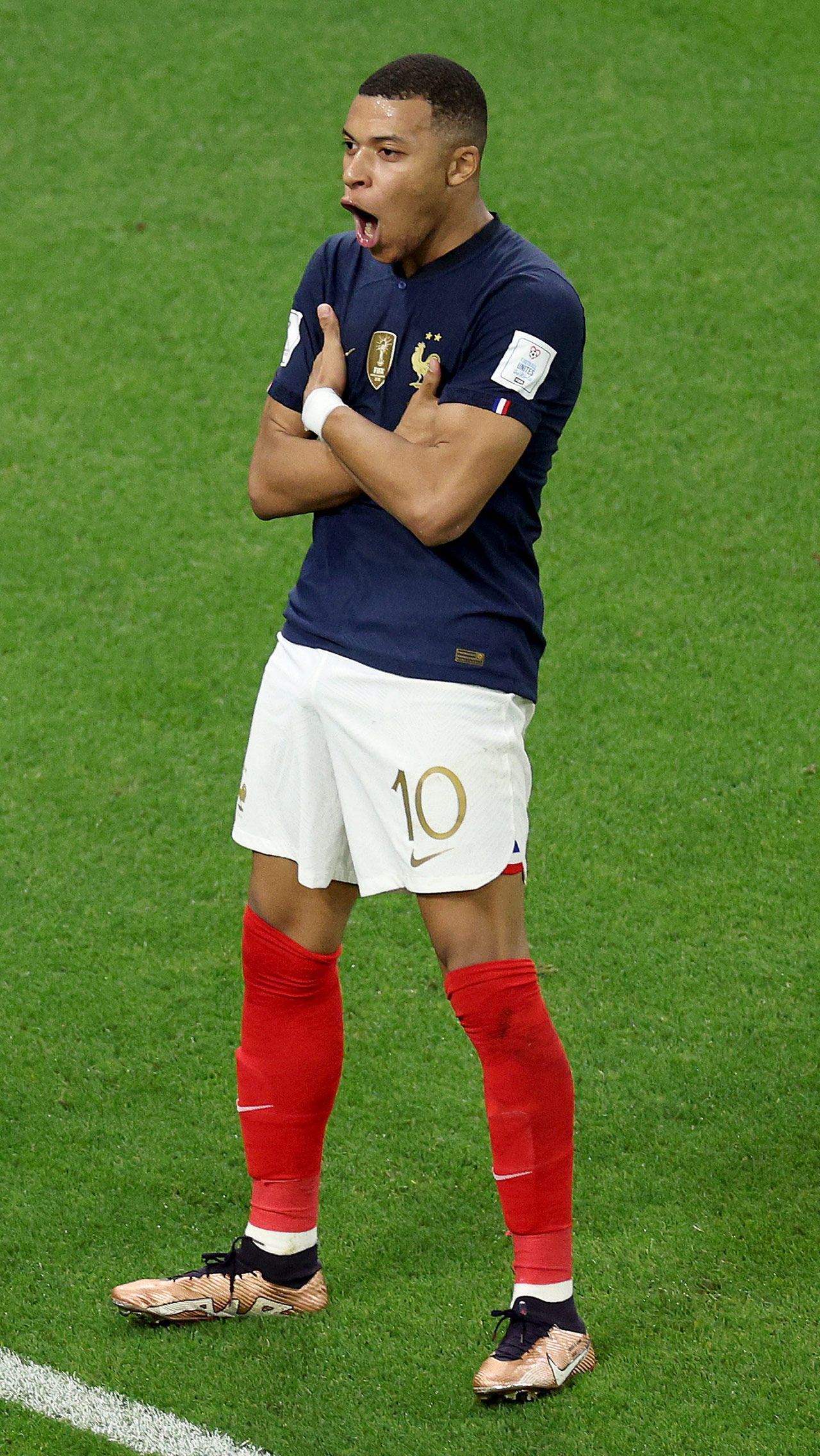 В 1/8 финала сборная Франции без шансов одолела польскую команду. Два из трёх голов забил как раз таки Мбаппе. Теперь в его активе девять мячей на мировых первенствах.