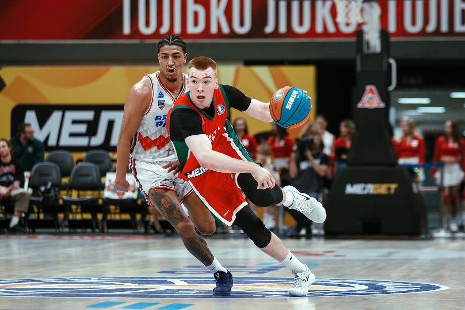 Иван Самойленко (с мячом)