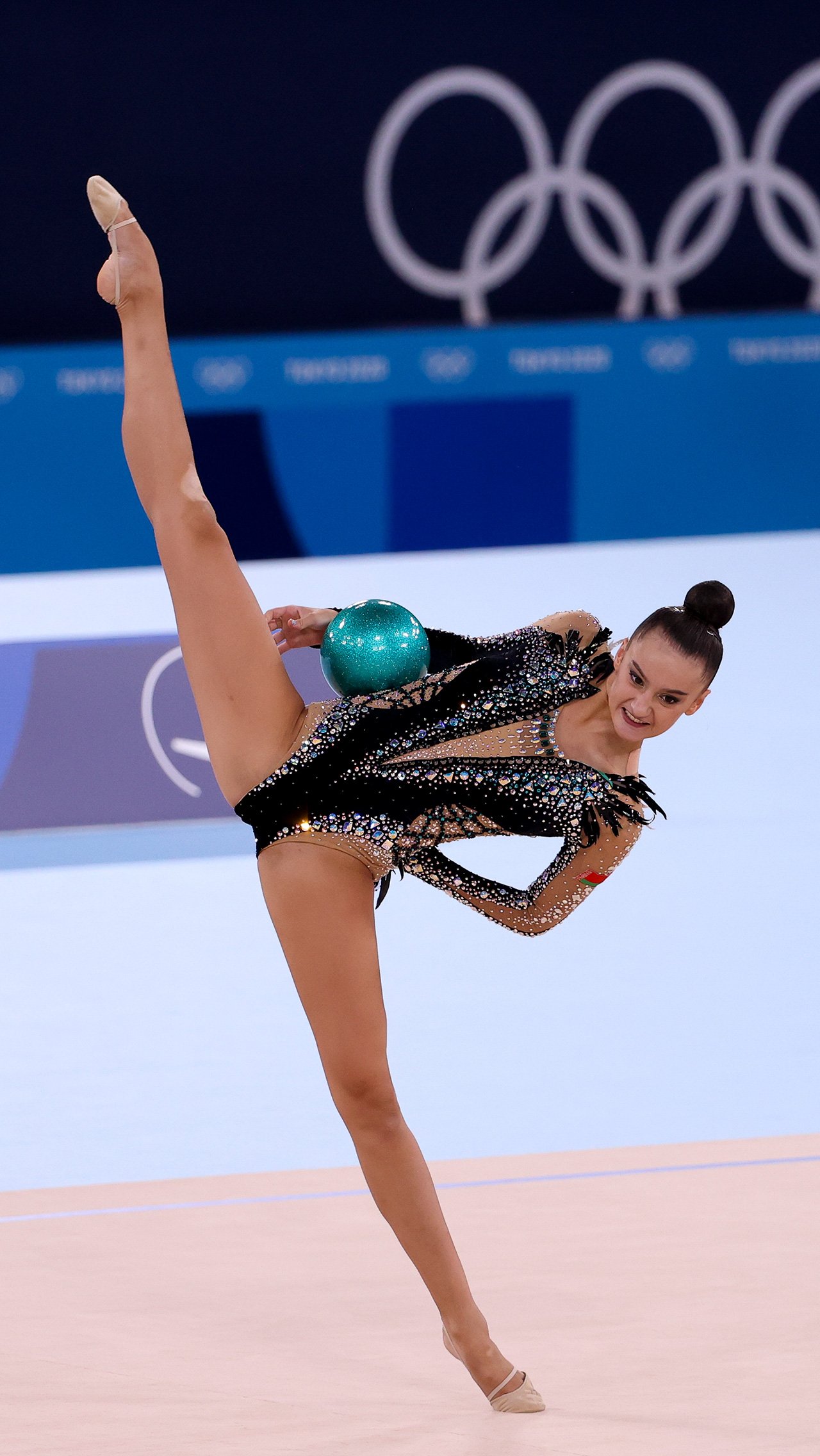 На Олимпиаде-2020 в элегантном чёрном купальнике в упражнениях с мячом выступила Алина Горносько из Беларуси. В Токио Алина завоевала бронзу в индивидуальном многоборье.
