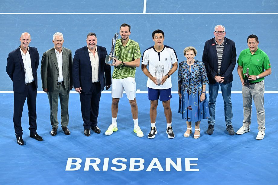 Даниил Медведев с кубком на турнире в Брисбене-2026
