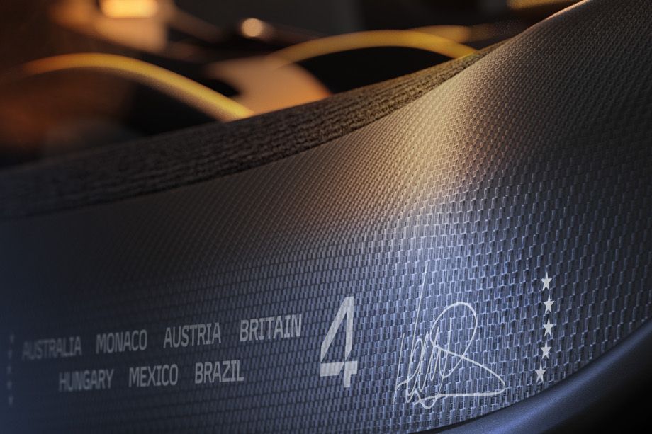 Табличка с перечислением побед Ландо Норриса в сезоне-2025