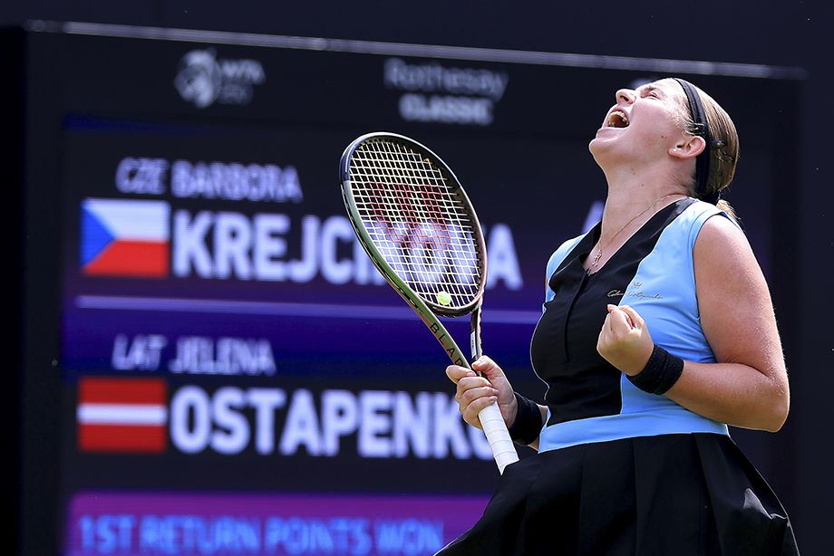 Елена Остапенко после победы над Барборой Крейчиковой в финале турнира WTA в Бирмингеме в 2023 году Елена Остапенко после победы над Барборой Крейчиковой в финале турнира WTA в Бирмингеме в 2023 году