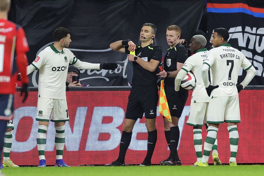 Сперцян спорит с судьями в матче с ЦСКА