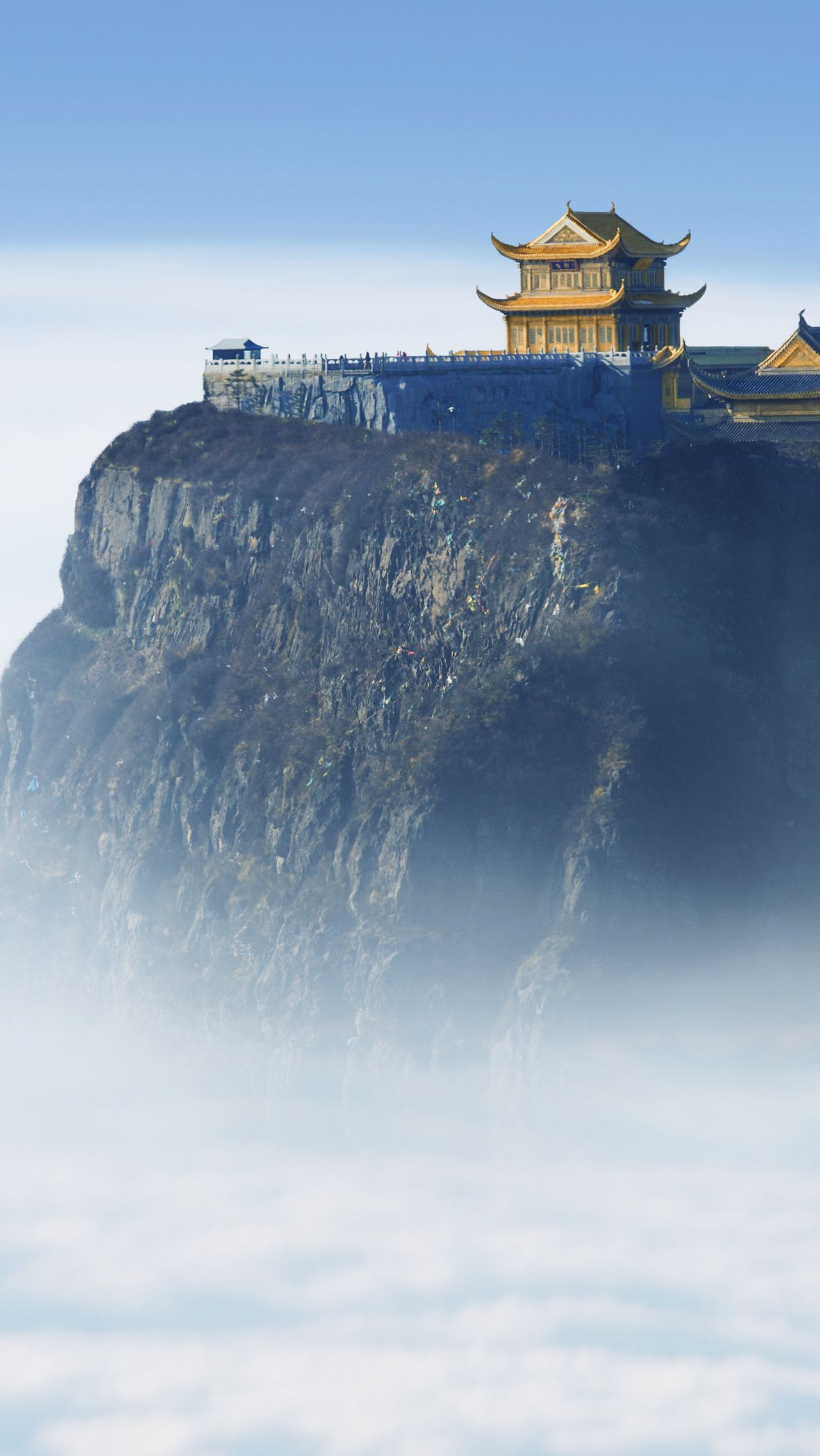 Храм Золотой Вершины на высоте 3000 метров утопает в море облаков