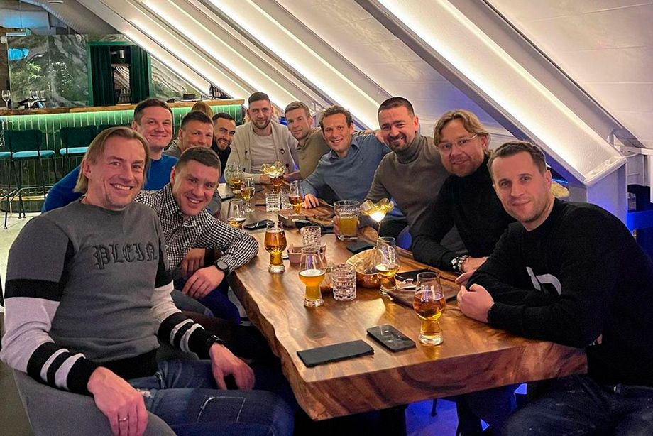 Валерий Карпин с эстонскими футболистами и тренерами