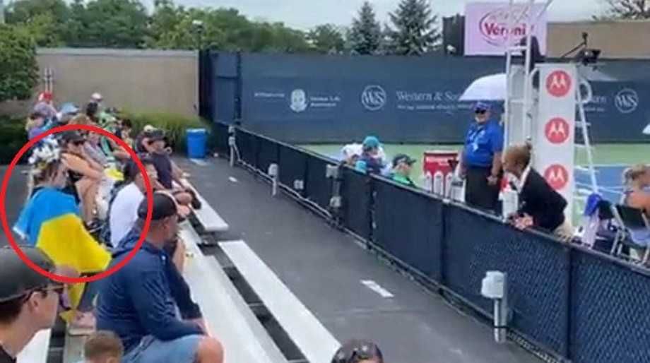 Болельщицу с украинским флагом попросили покинуть матч в Цинциннати между Калинской и Потаповой после жалобы теннисистки