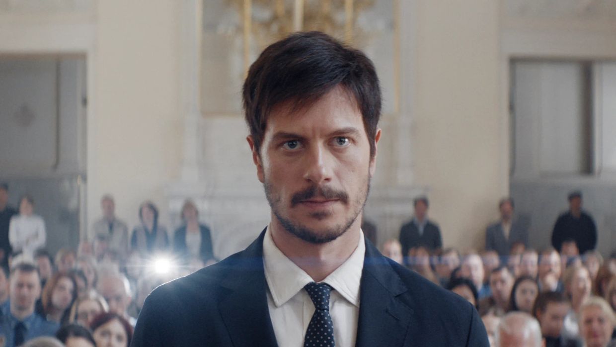 В фильме после этой сцены пошли титры, а сериал продолжится