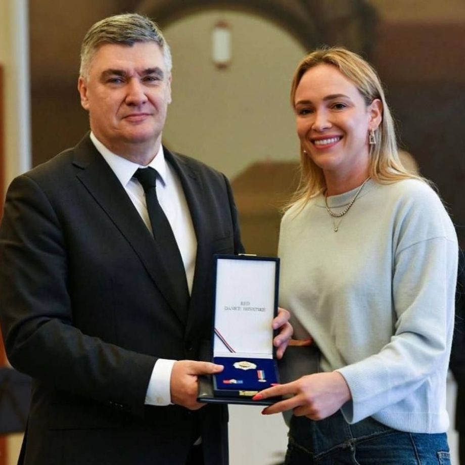 Мөлдір трусиктерде Қара және ақ қыздар порно видео