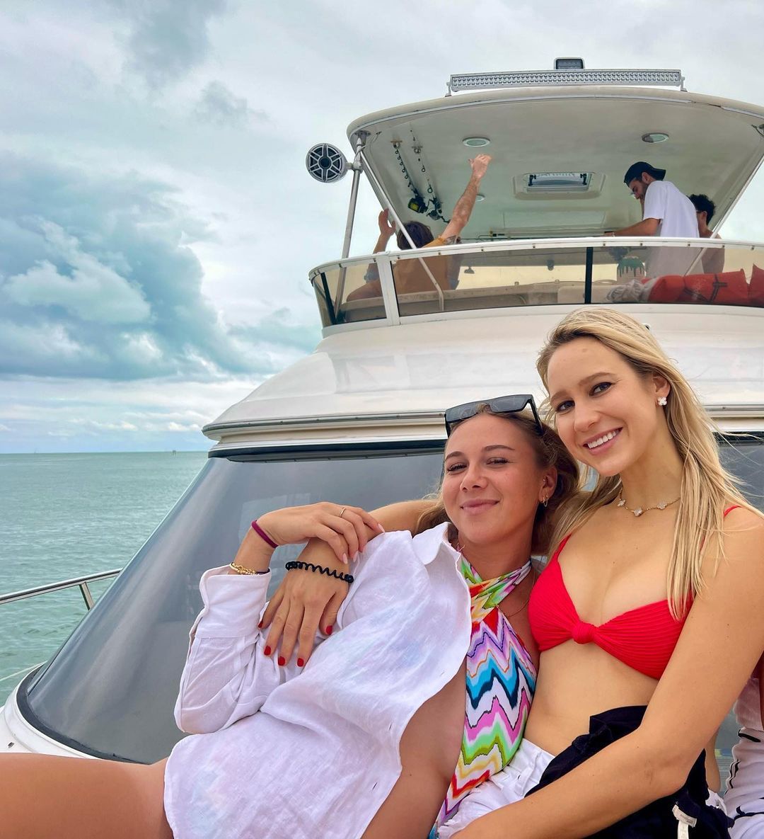 21-летняя Аманда Анисимова показала, как отдыхает в купальнике на яхте в  Майами. Фото - Чемпионат