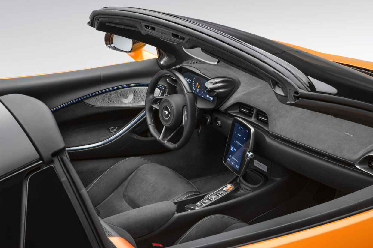 Салон McLaren Artura Spider