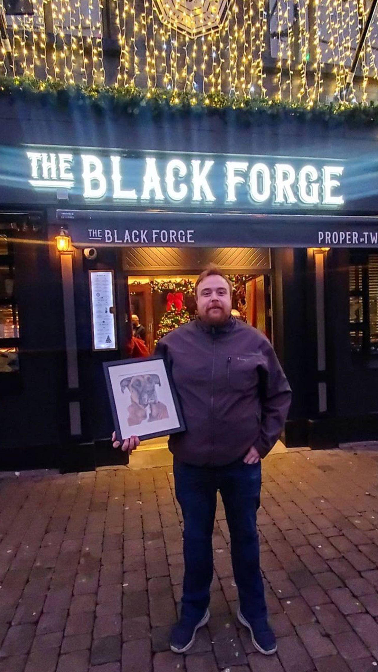 «Выпил пинту пива в Black Forge в память о Хьюго. Лучший друг, мы будем очень скучать по тебе. Спасибо Black Forge за приглашение. Чудесный день», — сказал Johnnerdraws.