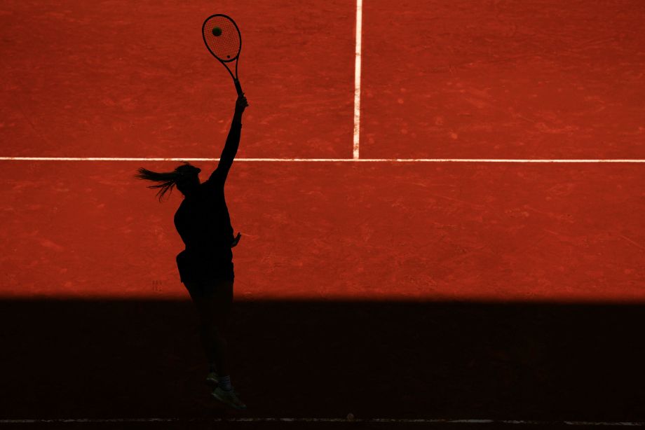Анастасия Павлюченкова на подаче в матче с Дарьей Касаткиной на турнире WTA-1000 в Мадриде в 2024 году Анастасия Павлюченкова на подаче в матче с Дарьей Касаткиной на турнире WTA-1000 в Мадриде в 2024 году