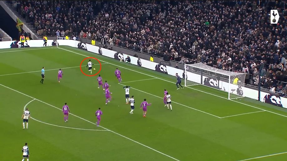 Арчи Грей забирает мяч