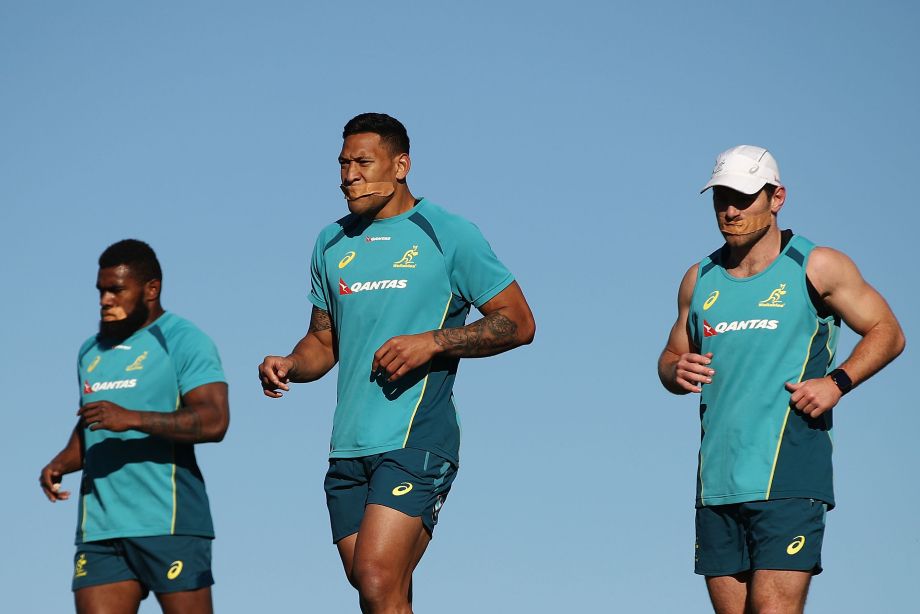 Jugadores de rugby australianos con la boca vendada durante el entrenamiento