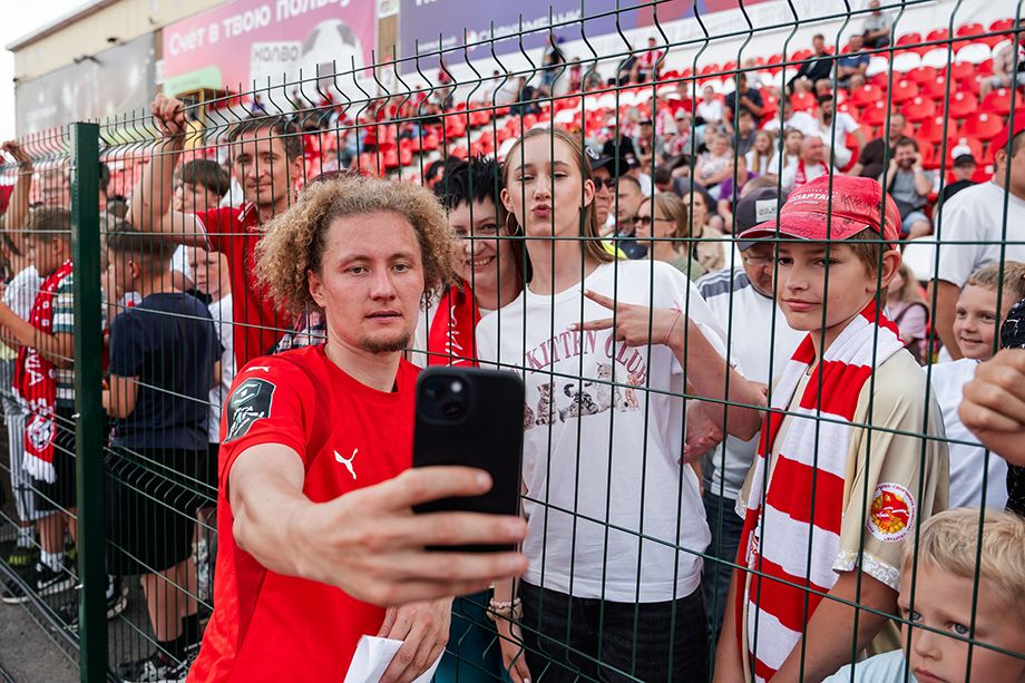 Защитник Геннадий Киселёв с болельщиками