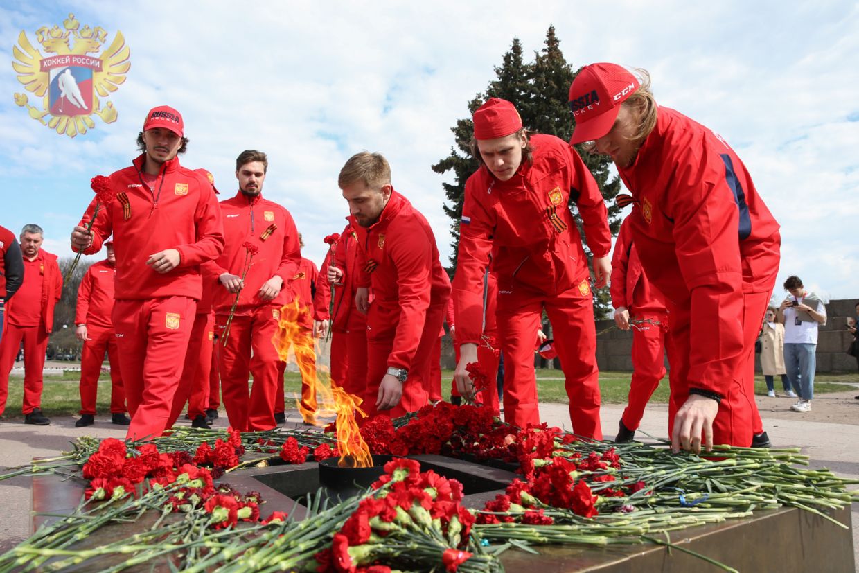 Сборная России по хоккею возложила цветы к мемориалу «Вечный огонь» в честь 9  Мая - Чемпионат