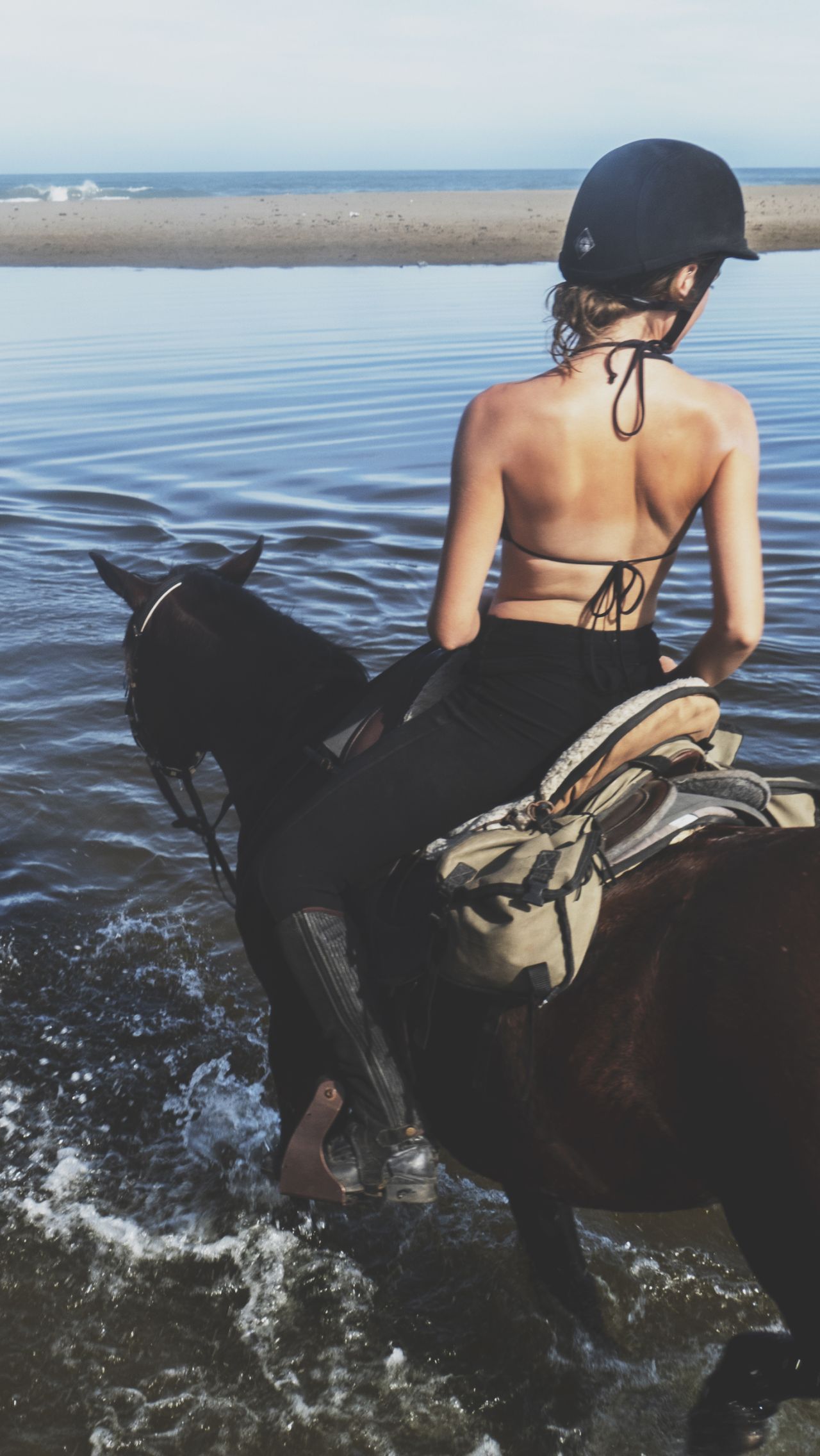 Девушка плавает верхом на лошади. Вариант для тех, кто боится воды 