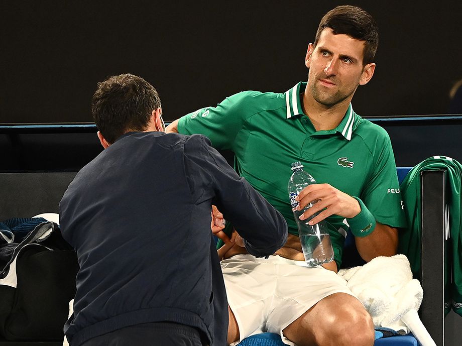 В матче второго круга Australian Open — 2023 Джоковичу вынесли бутылку с запиской: многие считают — это жульничество