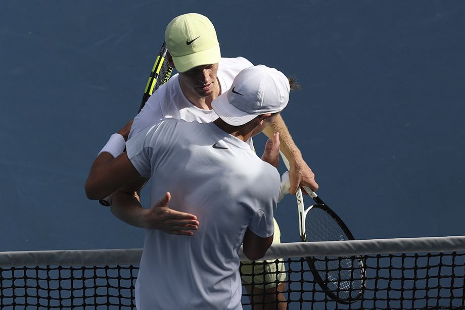 Янник Синнер и Хольгер Руне после матча на Australian Open — 2025