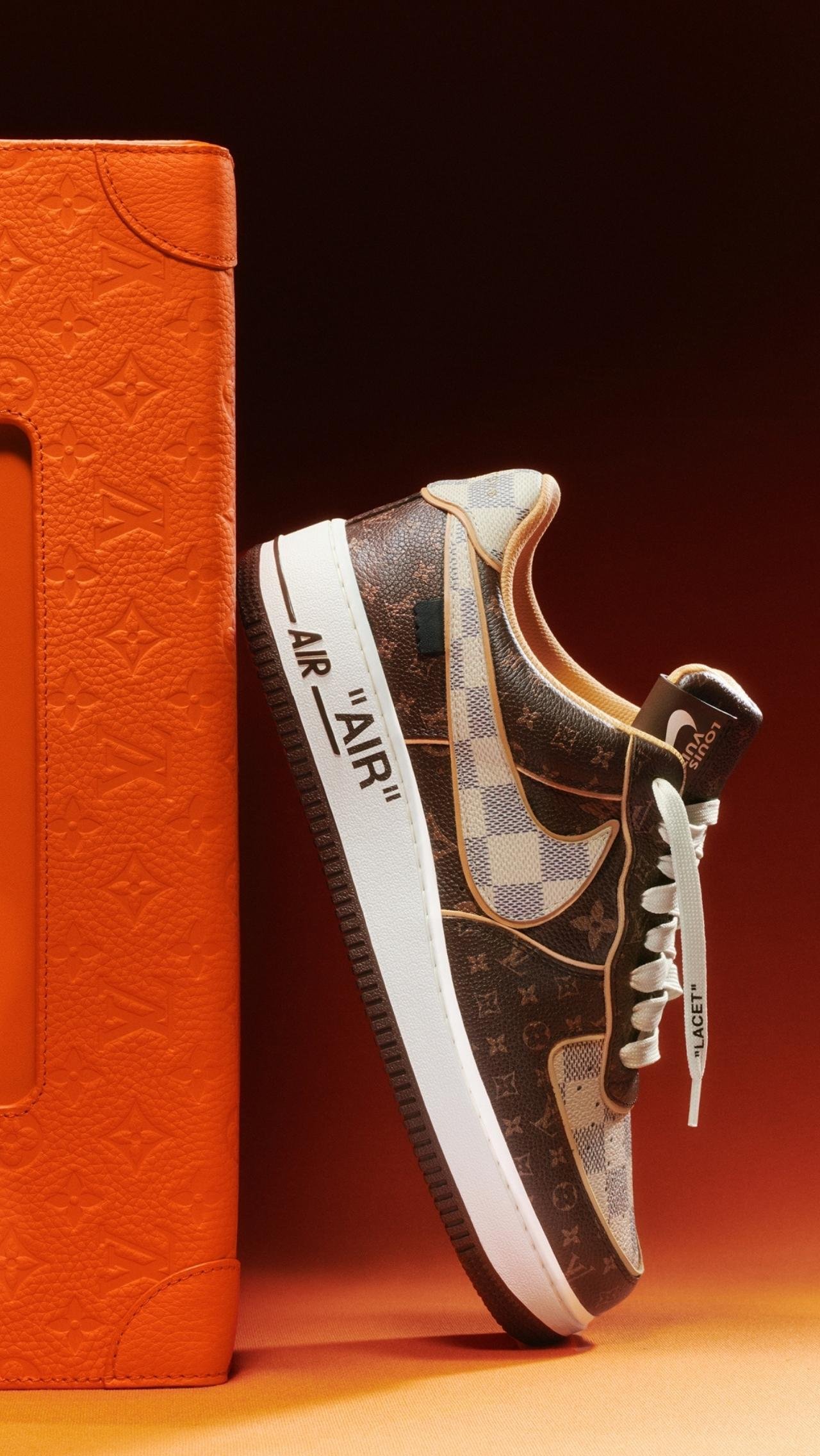 Релиз долгожданной коллаборации Louis Vuitton х Nike состоится на специальном благотворительном онлайн-аукционе Sotheby's. Кроссовки создал Вирджил Абло, смерть которого недавно оплакивал весь мир.
